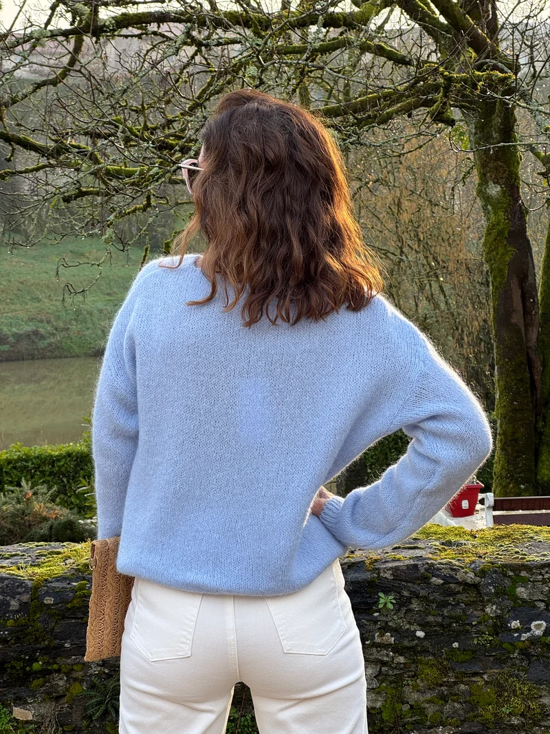 Pull bleu ciel en maille col V NADEGE