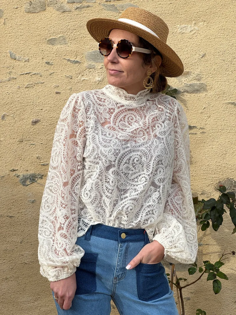 Blouse dentelle motif cachemire col montant écru AGLAE