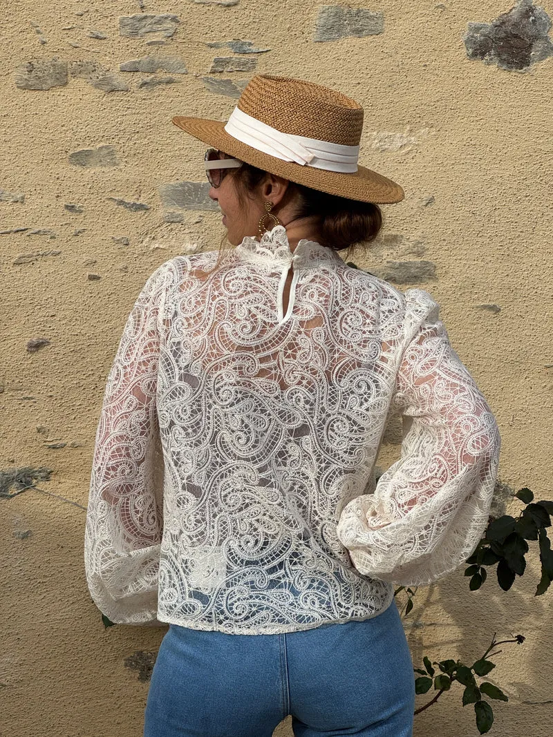 Blouse dentelle motif cachemire col montant écru AGLAE