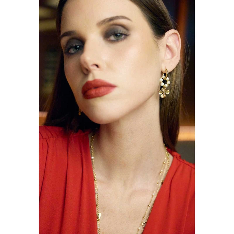 Boucles d’oreilles trèfle doré avec anneaux entrelacés et perles nacrées