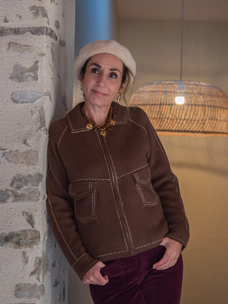 Gilet chocolat fausse couture blanche AMBRE