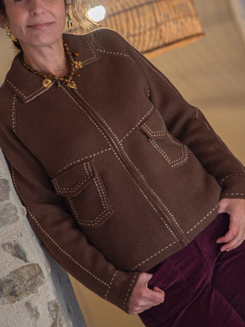 Gilet chocolat fausse couture blanche AMBRE