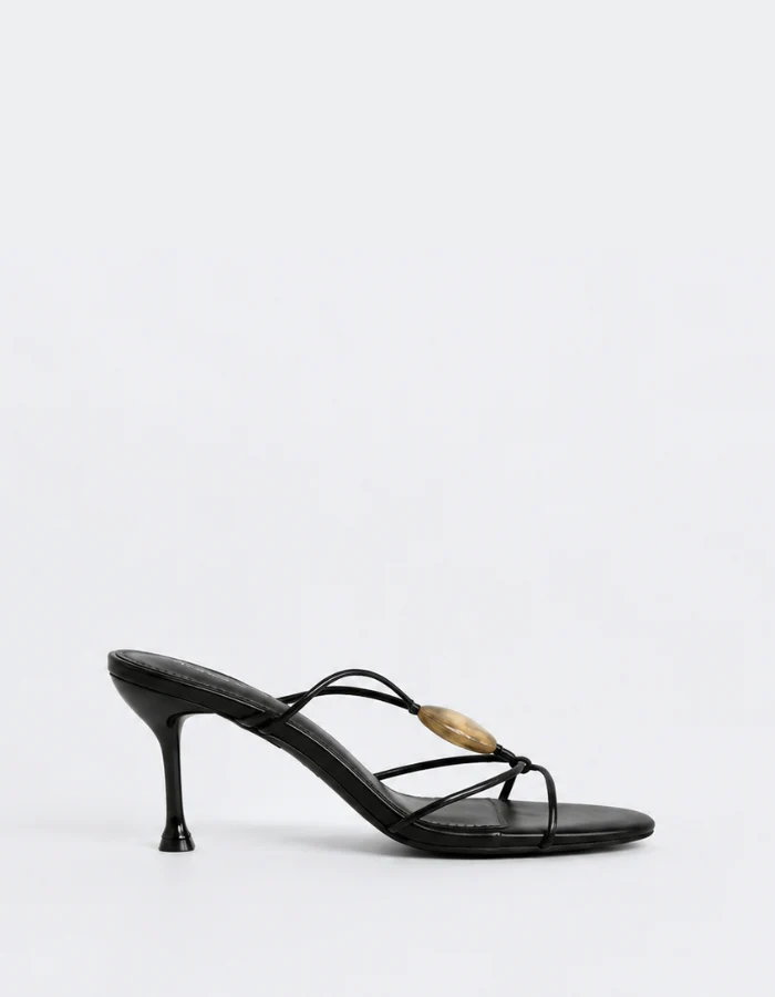 Camelie Black