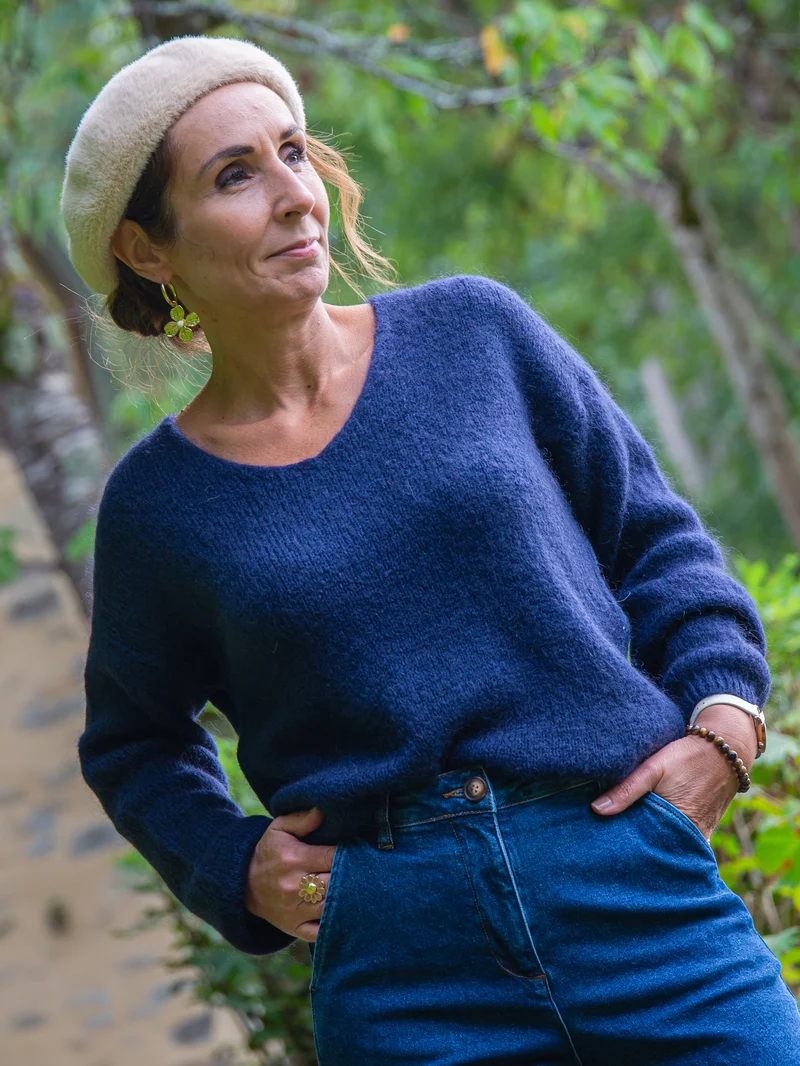 Pull bleu marine en maille col V NADEGE