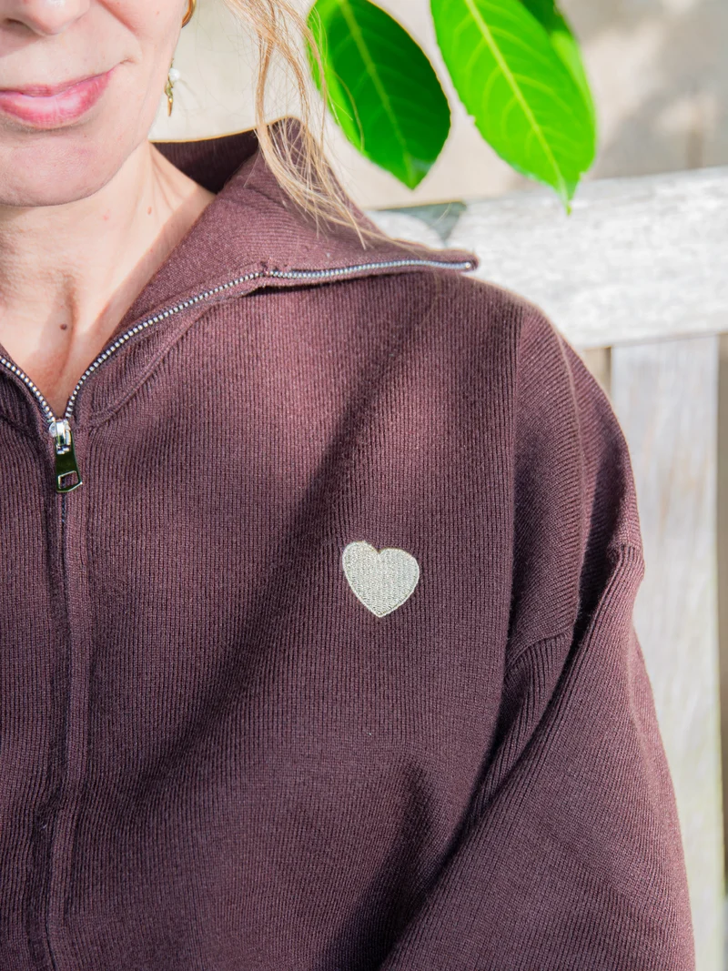 Gilet chocolat full zip coeur brodé or MADELAINE