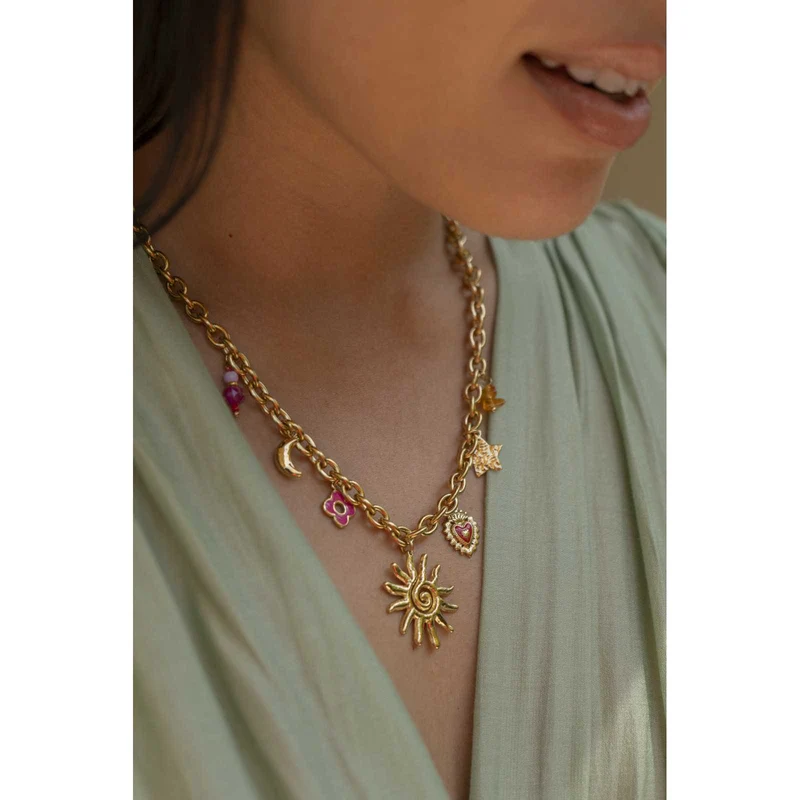 Collier Sunny doré à maillons avec breloques multicolores et soleil central