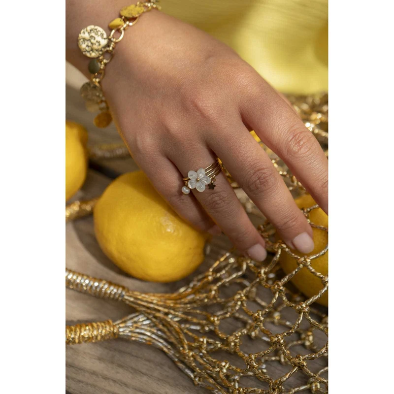 Bague dorée fleur blanche en acier inoxydable réglable avec breloques