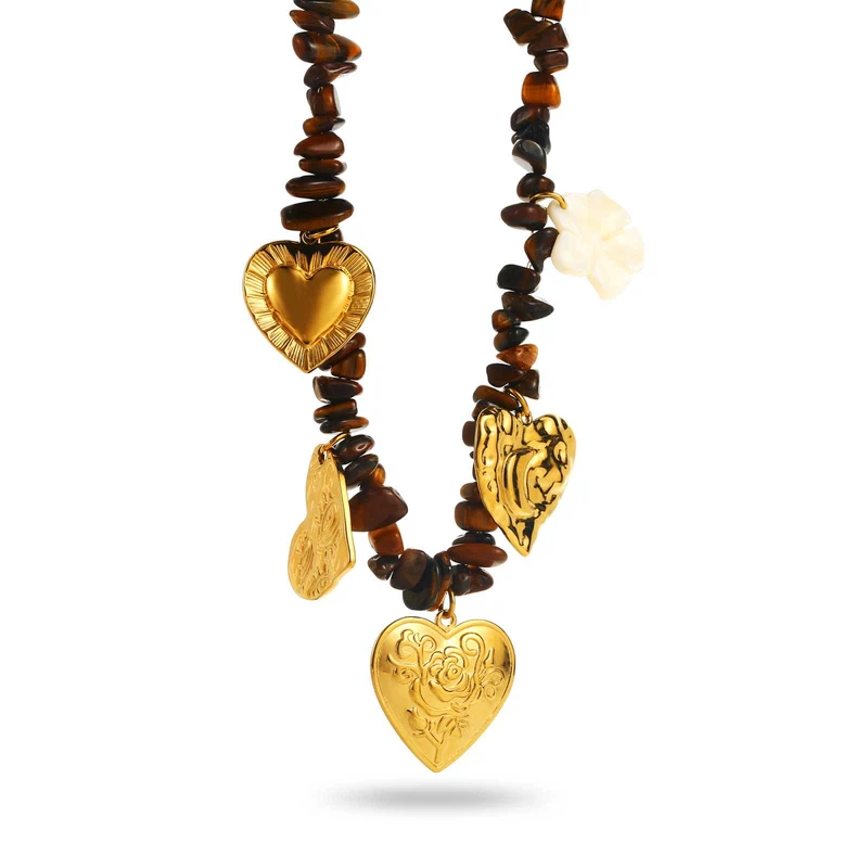 Collier doré en fausses pierres marron breloques cœurs et fleur en résine blanche