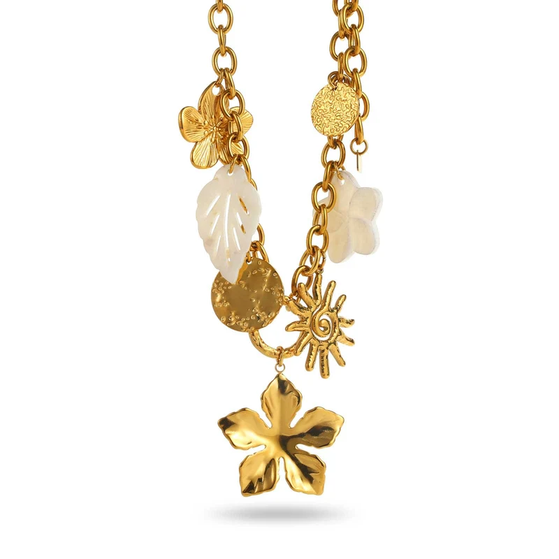 Collier doré à maillons épais breloques fleurs, soleil et feuilles résine blanche