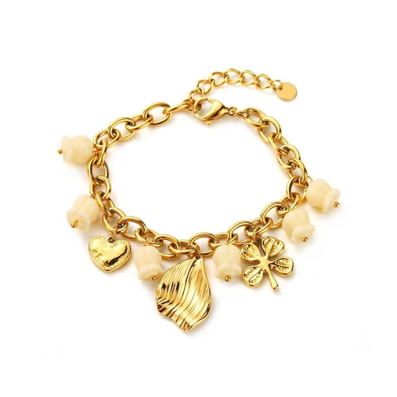 Bracelet chaîne doré avec breloques blanches et motifs porte-bonheur