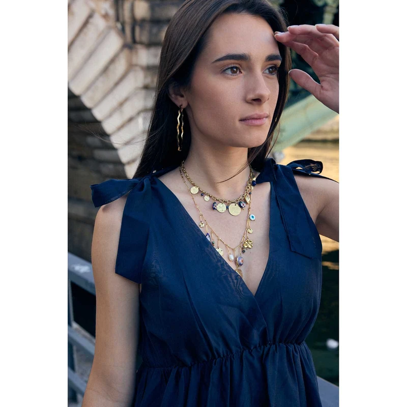 Collier en maille acier inoxydable doré & marine – Médaillon martelé et breloques