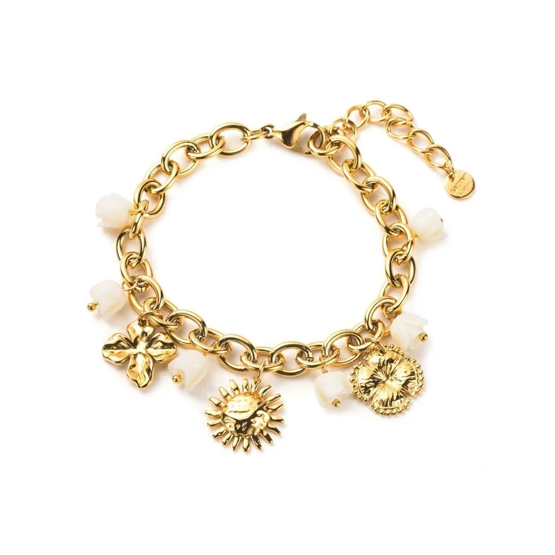Bracelet doré à breloques jonquilles blanches – Charms soleil et papillon