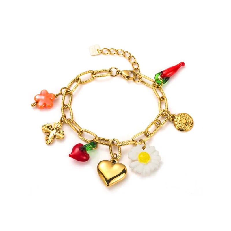 Bracelet doré à breloques fantaisie – Cœur, marguerite, piments et médaillons