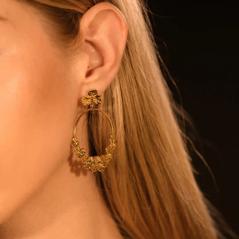 Boucles d’oreilles dorées anneaux pétales – 5,5 cm
