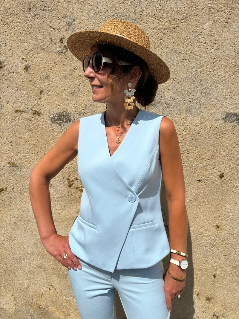 Gilet bleu ciel sans manche un bouton Hippocampe