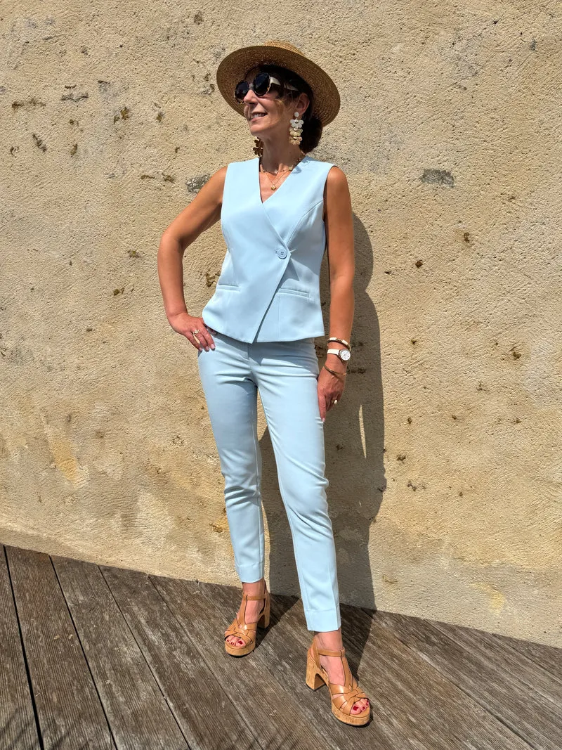 Gilet bleu ciel sans manche un bouton Hippocampe