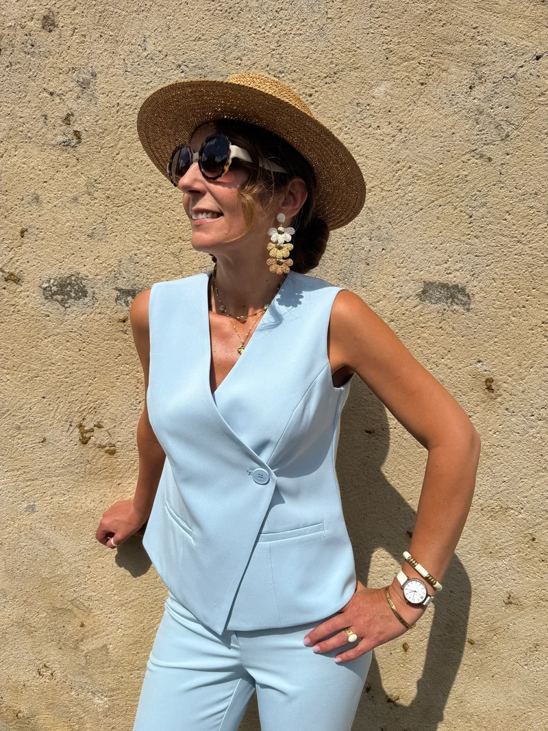 Gilet bleu ciel sans manche un bouton Hippocampe