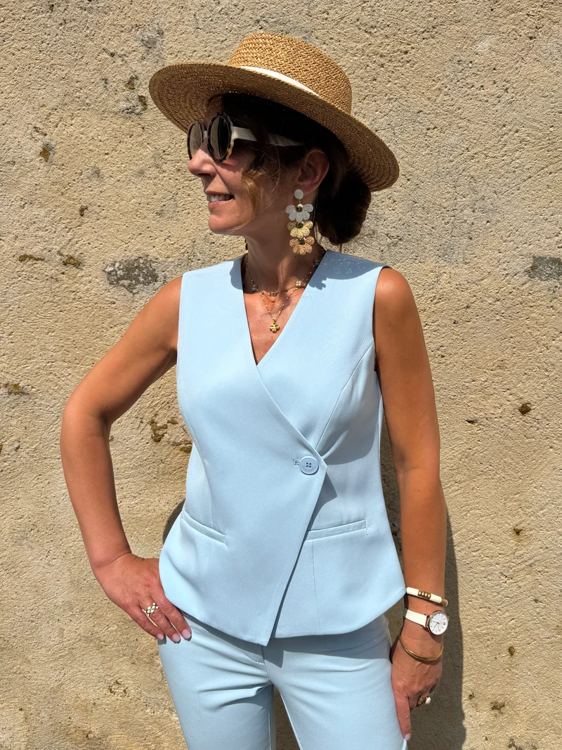 Gilet bleu ciel sans manche un bouton Hippocampe