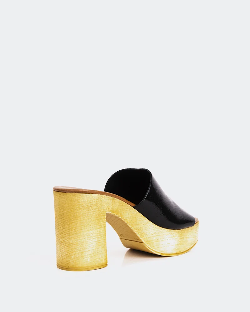 Snicker Black Leather