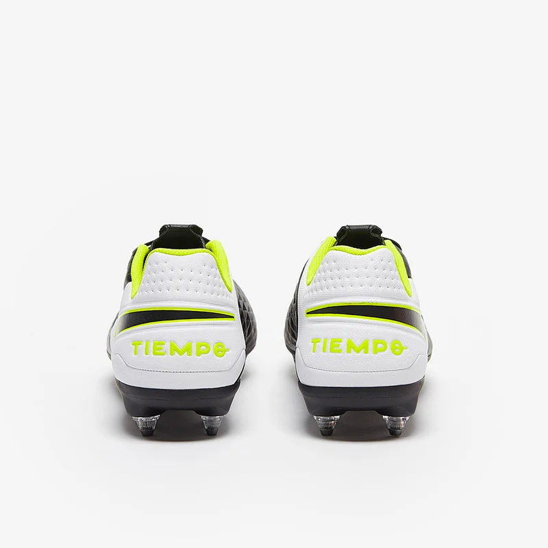 Chaussure de football à crampons pour terrain gras Nike Tiem
